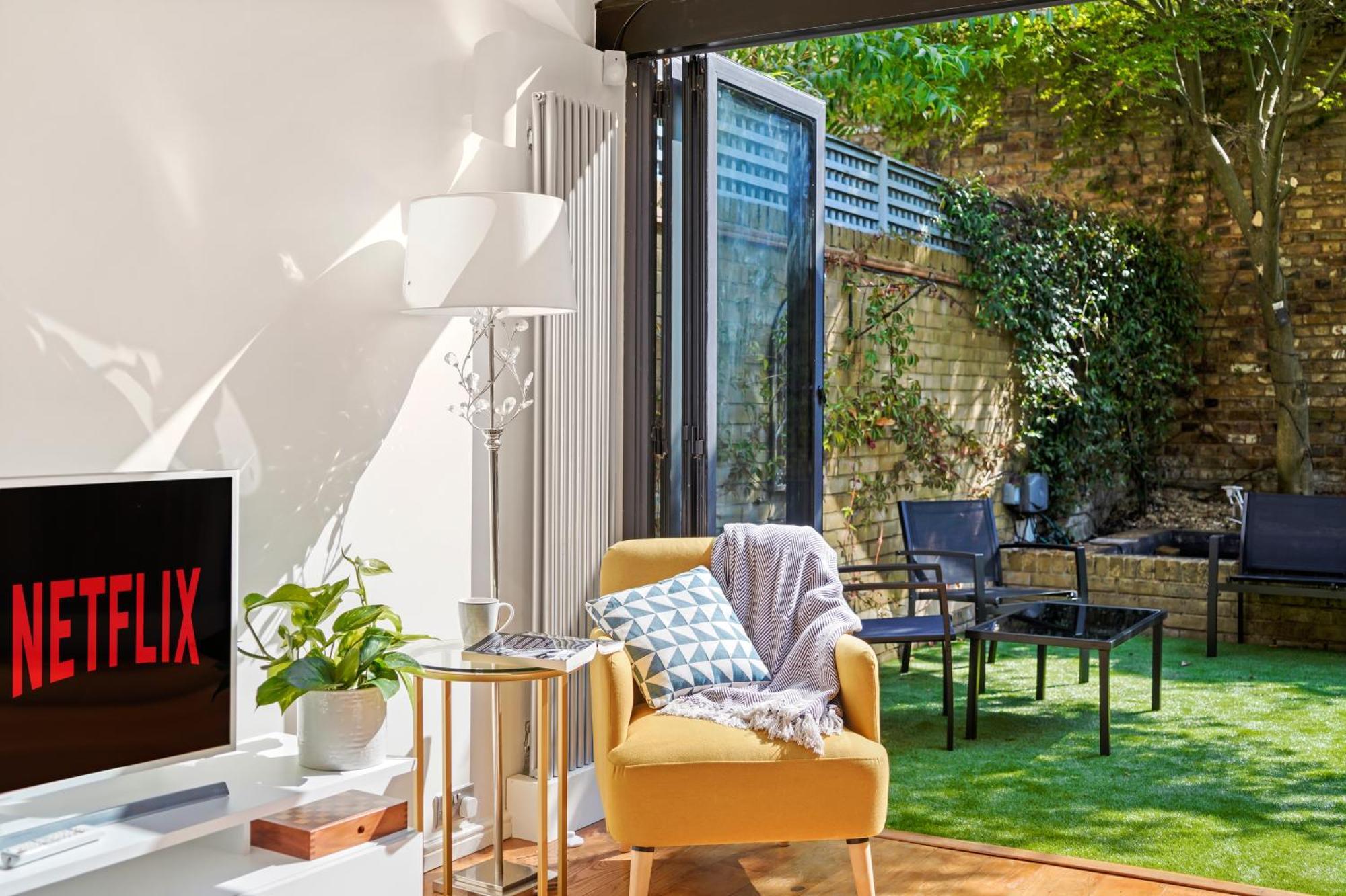 3 Bedroom Mews Home - Clapham Common - Free Private Parking - Sleeps 5 - Newly Refurbished - Sweetpea & Pillow Properties Londra Esterno foto