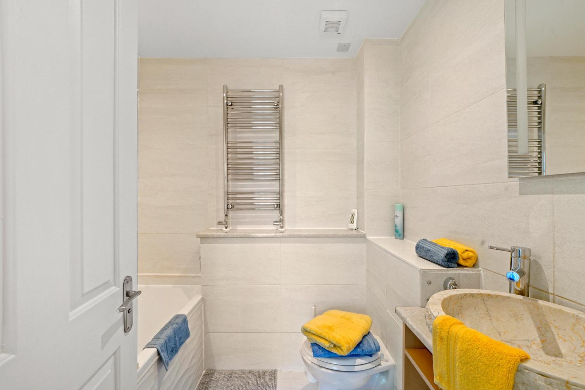 3 Bedroom Mews Home - Clapham Common - Free Private Parking - Sleeps 5 - Newly Refurbished - Sweetpea & Pillow Properties Londra Esterno foto