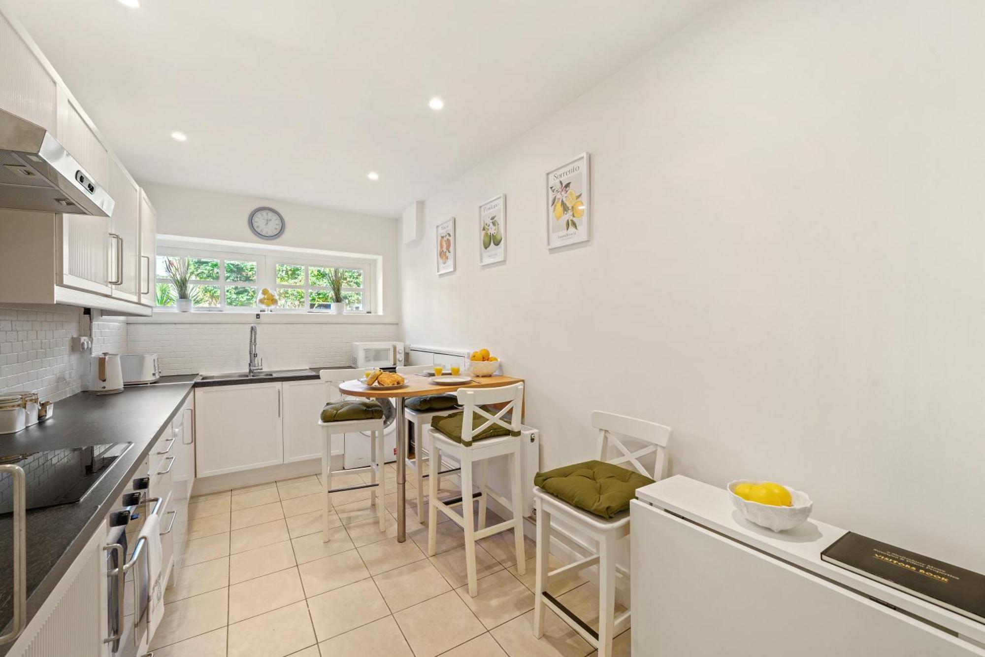 3 Bedroom Mews Home - Clapham Common - Free Private Parking - Sleeps 5 - Newly Refurbished - Sweetpea & Pillow Properties Londra Esterno foto