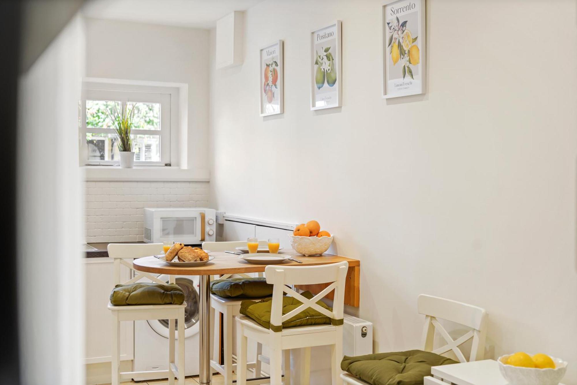 3 Bedroom Mews Home - Clapham Common - Free Private Parking - Sleeps 5 - Newly Refurbished - Sweetpea & Pillow Properties Londra Esterno foto